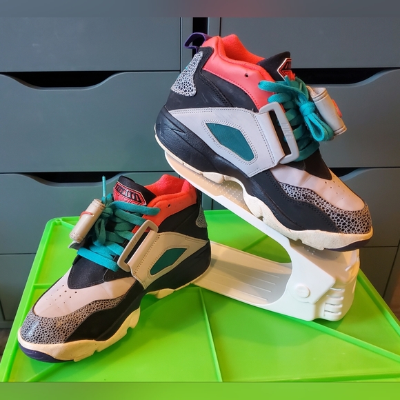 NIKE AIR DIAMOND TURF 2 GS ☆ Wolf Grey Crimson ☆ SIZE 5.5Y or 7 US WOMENS ☆ EUC - Picture 2 of 12